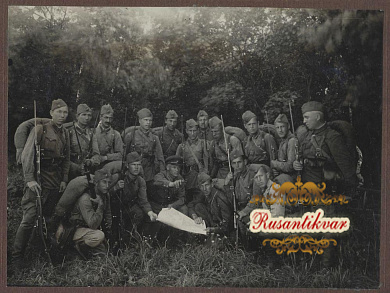 Бойцы Красной армии в полном походном снаряжении.