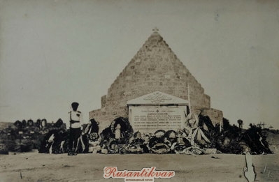 Памятник Корпусу с караулом.jpg