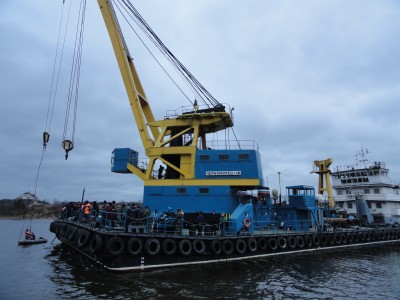 Грузоподъемность этого плавкрана составляет 100 тонн!.JPG