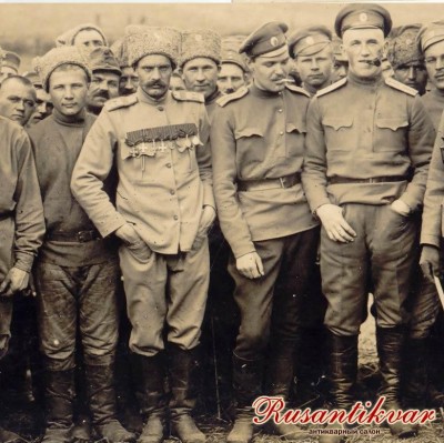 10. Георгиевский кавалер (полный бант) среди товарищей..jpg