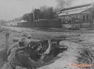 coldaty_2-y_rumynskoy_gornoy_divizii_u_792-mm_pulemeta_zb-53_zb_vz-37_tezky_kulomet_vzor_37_na_pozicii_na_ulice_nalchika-_1942-b9381b9a1eb6c558096adfb992f4a85c.jpeg