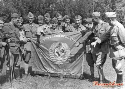 con-un-estandarte-enemigo-capturado.jpg