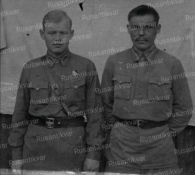 10. Штурман Пётр Участьев и воздушный стрелок Анатолий Дианов..jpg