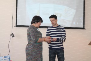 7.Передача ордена И. Голованова директору художественно-краеведческого музея г. Урюпинска..jpg