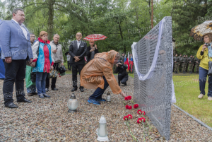 7. У  мемориальной плиты потомки советских солдат..PNG