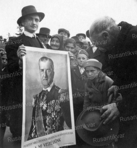 People_with_a_poster_of_Miklós_Horthy_-_1943_Fortepan_19468.jpg