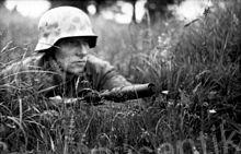 220px-Bundesarchiv_Bild_101I-584-2159-20,_Frankreich,_Soldat_mit_Gewehr_in_Stellung.jpg