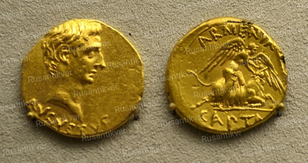 201209071749a_Berlin_Pergamonmuseum,_Aureus,_FO_Pergamon,_kaiserzeitlich,_VS_AVGVSTVS,.RS_ARMENIA_CAPTA,_19-18_v.u.Z.jpg