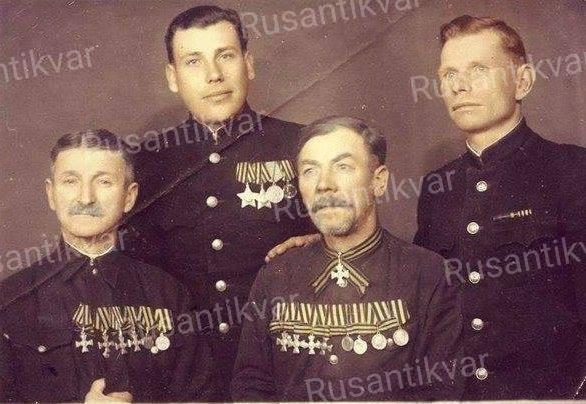 Дмитрий Иванович Митаки (1892 - 1953). Первый ряд, второй слева. По центру..jpg