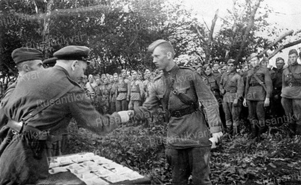 2. Вручение наград на фронте.jpg