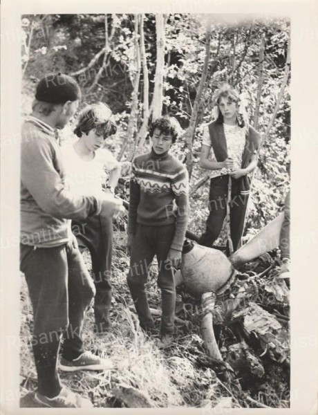 2. Школьники с. Новое на месте катастрофы самолёта..jpg