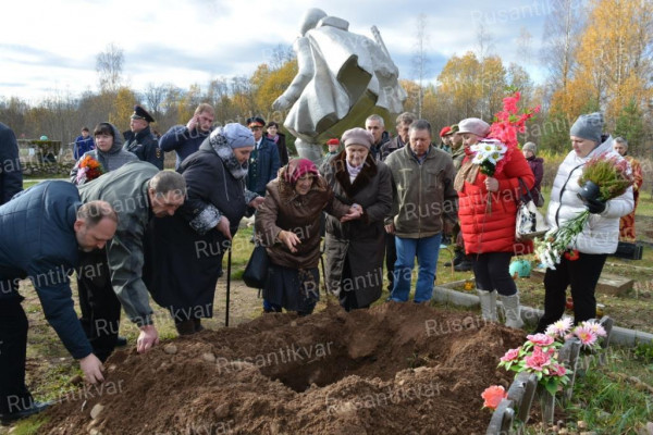 4. Дочь солдата - Мария Ивановна Комарова приняла участие в захоронении праха отца на Каменной Горе..jpeg