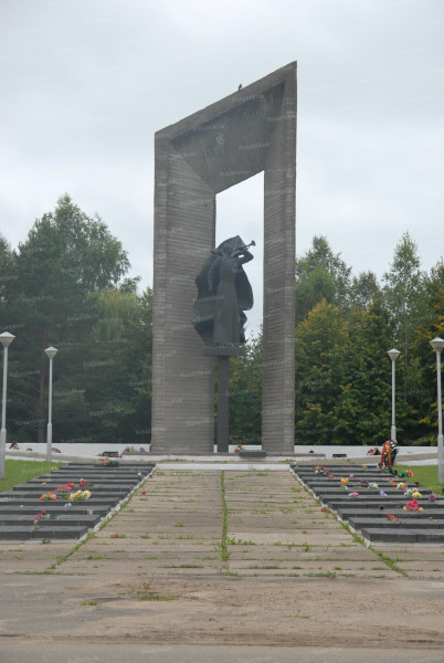 Карманово_-_мемориал.jpg