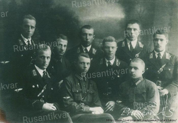10.Старший лейтенант Еремеев (крайний справа) с боевыми товарищами..jpg