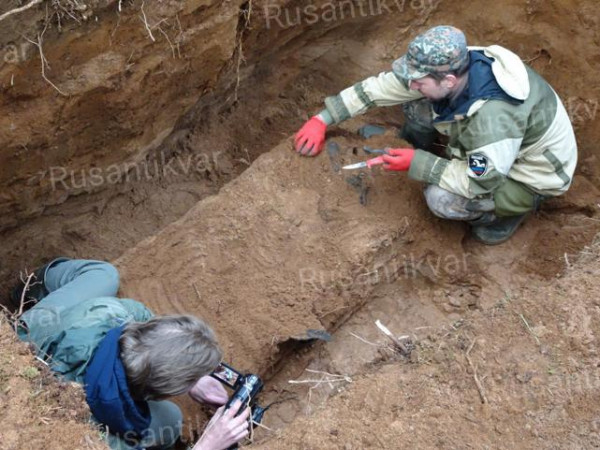 5.Могила лётчика оказалась совсем недалеко от места падения самолёта..jpg
