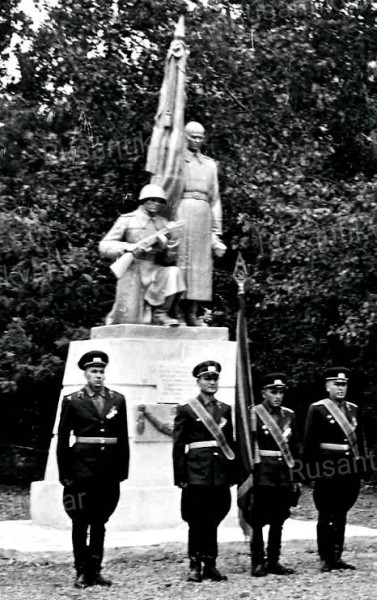 6. Ритуальное мероприятие у братской могилы. 1960-е гг.jpg