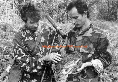 3.Анатолий Фартушный и Виктор Чернега со Знаменем 348 артполка. (Надо убрать надпись на фото.......).jpg
