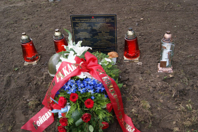 17.Венок для погибших от российских поисковиков..JPG