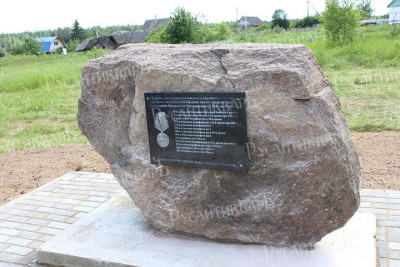 1.Скромный памятный знак у деревни Дрануха, увековечивающий подвиг штрафников..jpg