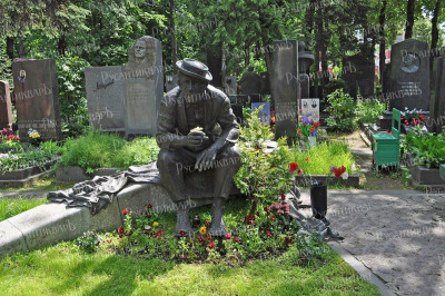 Могила_Никулина.JPG