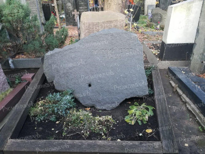 1280px-Tomb_of_Zinovy_Gerdt_20201025_164121.jpg