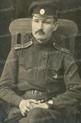 590px-Прапорщик_со_знаком_Владим._воен._уч-ща.jpg