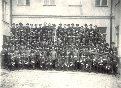 Выпускники Виленского военного училища со Знаменем и начальником училища Б. В. Адамовичем. 1910 год..jpg