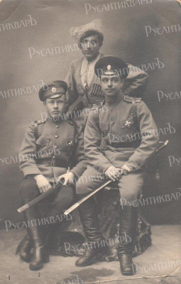 Слева выпускник Казанского военного училища.jpg