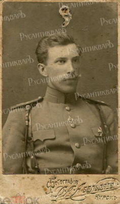 Прапорщик Дмитрий со знаком и жетоном училища.jpg