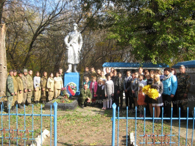 9. У братской могилы в с. Сенное.JPG
