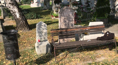 6.Два гранитных памятника - капитану Дымовскому и лейтенанту Марапулец теперь соседствуют с урной на городском кладбище..jpg
