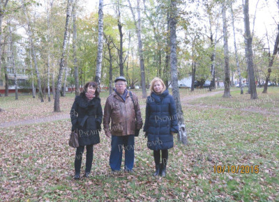 3. На месте прежней могилы летчиков у Никольского храма родственники из Севастополя.jpg