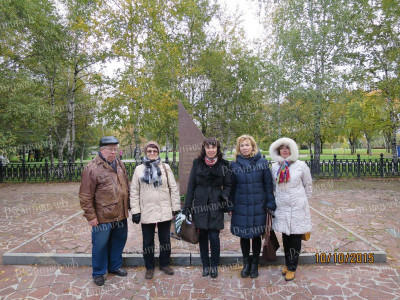 4. У памятника в Школьном сквере родственники из Севастополя.jpg