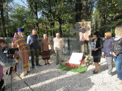 5. 27.09.2020-настоятель и родственники у Поклонного креста.JPG