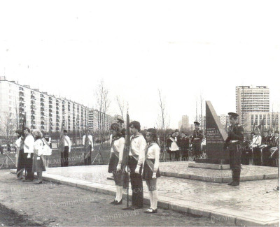 38-1. 1980 открытие обелиска Крыло.jpg