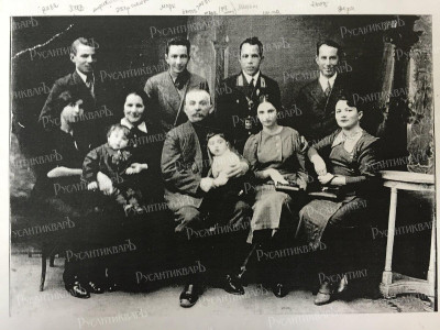 9. 1940 г. янв.семья Тревгоды-.JPG