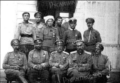 Штаб 1-й пехотной дивизии летом 1918 года. Генерал-майор Казанович — третий слева, сидит..jpg