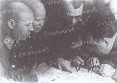 2.С.К Тимошенко, Н.С. Хрущев, Я.Т. Черевиченко, И.Х. Баграмян, А.И. Антонов за разработкой Ростовской наступательной операции. (ноябрь 1941г.).jpg