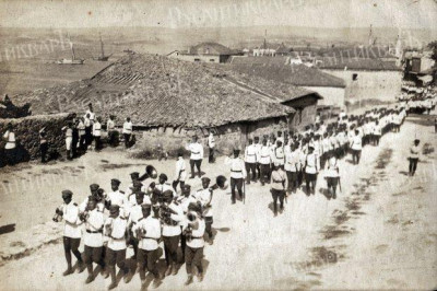 Возвращение со строевых занятий с оркестром. Галлиполи, 1921 год.jpeg