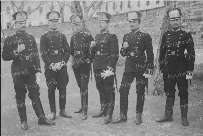 Юнкера Одесского пехотного юнкерского училища (до 1908 г.) в парадной форме. Обратите внимание, что многие из них отнюдь не выглядят мальчишками - это серьезные ребята.jpg