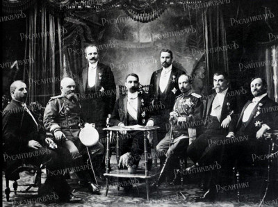 Кабинет Александра Малинова (1908). Данаил Цонев второй слева.jpg