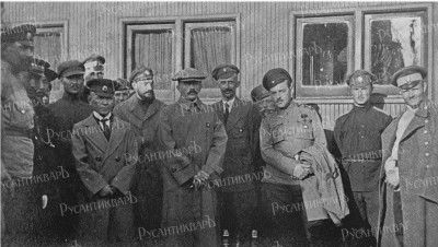 Отъезд генералов Дитерихса и Вержбицкого из Гирина (у вагона поезда). (апрель) 1923 г..jpg