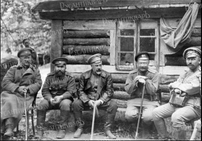 Передышка на фронте, 1916 год. Деникин — в центре.jpg
