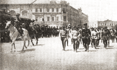 Деникин и Врангель на параде в Царицыне, 1919 год.png