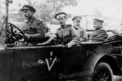 Деникин и Романовский в штабном автомобиле ВСЮР марки «Audi», 1919 год.jpg