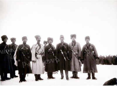 1 декабря 1914 года. Меджингерд. Офицеры Кубанских пластунских батальонов во время Высочайшего смотра Государем. Второй справа сотник Кольбиков Александр Фи.jpg