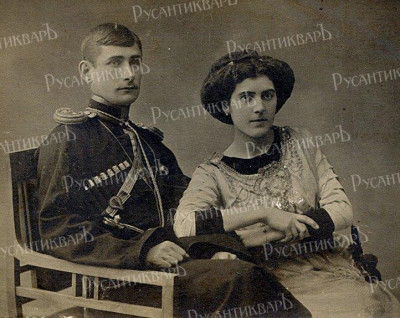 Хорунжий 5-го Кубанского пластунского батальона Кольбиков Александр Филиппович с девушкой (возможно невеста)..jpg
