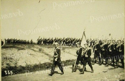 Юнкера со знаменем училища на марше..jpeg