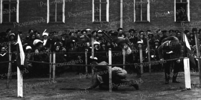 Празднование 50-летнего юбилея Павловского военного училища 25 августа 1913 года Преодоление проволочных заграждений..jpg