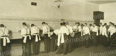 Юнкера роты его величества в умывальной комнате.jpeg